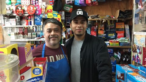 Pedro y su hijo Alex Cruz, en el Deli Rosalino de Sunset Park. Pedro Cruz dice que fue uno de los primeros en votar en la mañana./A. B. N