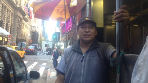 Reynaldo Sierra está perdiendo dinero en su negocio de venta de café y pasteles.