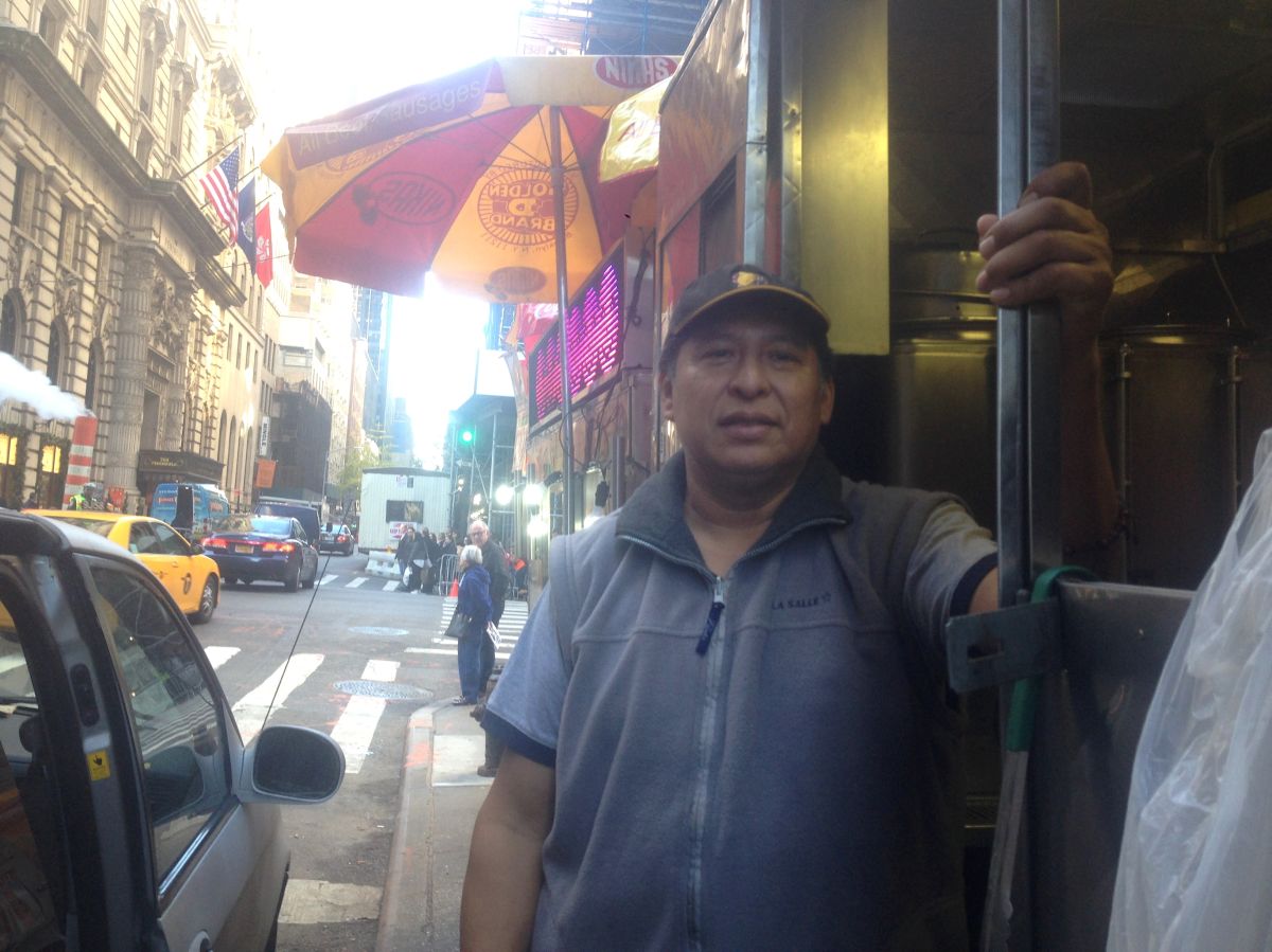 Reynaldo Sierra está perdiendo dinero en su negocio de venta de café y pasteles. 