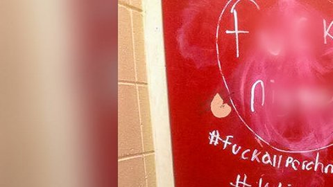 Mensajes en la puerta de un baño en una escuela en Minneapolis.