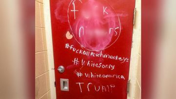 Mensajes en la puerta de un baño en una escuela en Minneapolis.