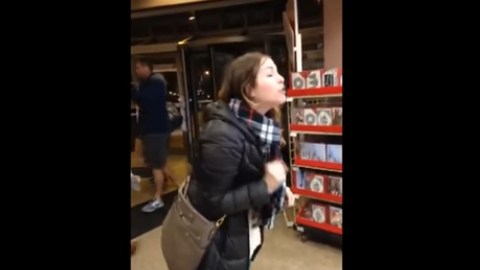 La mujer amenazó con llamar a las oficinas corporativas de la tienda.