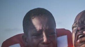 Filippo Grandi publicó en Twitter una imagen de dos rescatados.