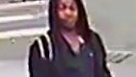 El joven fue grabado por una cámara de seguridad y el NYPD pide ayuda para su identificación.