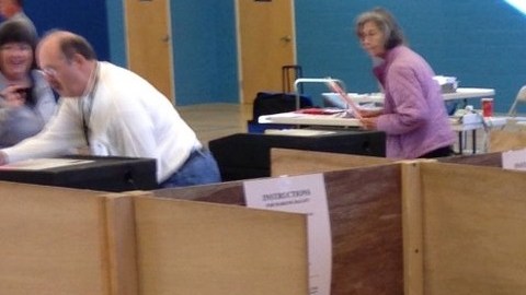 Bernie Sanders acudió a votar a Vermont, estado por el que es senador.