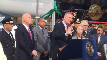 El alcalde Bill de Blasio junto a los máximos jefes del NYPD hace el anuncio sobre la seguridad durante las elecciones.