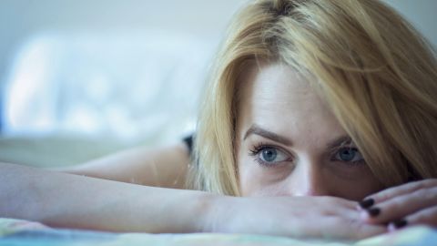 mujer cama