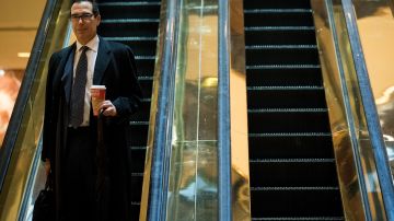 Steven Mnuchin, presidente de las finanzas de la campaña de Donald Trump en la torre del futuro presidente./ Drew Angerer/Getty Images