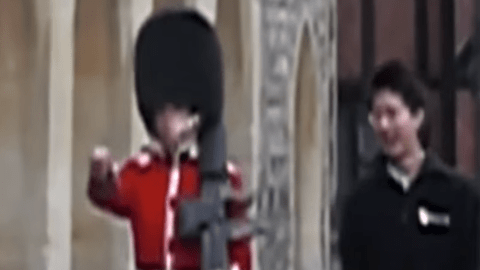 La reacción de este guardia inglés rápidamente se hizo viral.