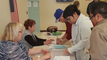 Con paciencia, miembros de la mesa electoral tomaban los datos a los votantes.