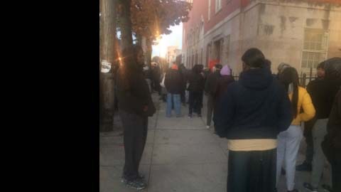 Electores tuvieron que esperar por al menos dos horas para votar   en este colegio en Crown Heights.