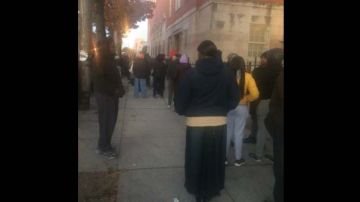 Electores tuvieron que esperar por al menos dos horas para votar   en este colegio en Crown Heights.