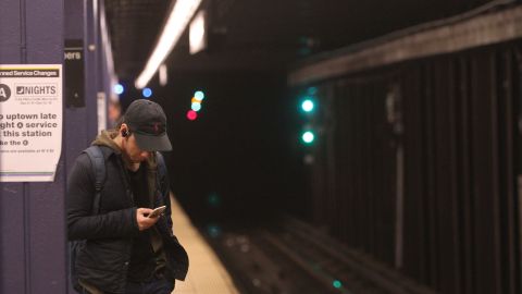 Los rieles del Metro están llenos de basura y objetos de valor