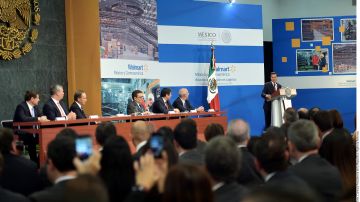 El presidente Enrique Peña Nieto lideró el anuncio de inversión de Walmart en México.