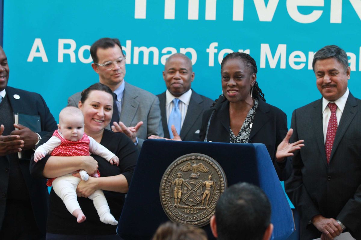 La Primera Dama de Nueva York Chirlane McCray, encabeza los esfuerzos de la Ciudad en materia de salud mental y abuso de sustancias.