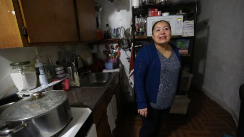 Mexicana Patricia Gonzalez, residente de East Harlem se beneficia del programa del Alcalde Bill de Blasio "Unidad de Apoyo al Inquilino. /Mariela Lombard