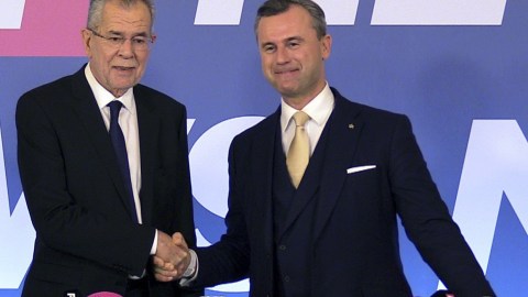 El ecologista Alexander Van der Bellen (izquierda), le ganó al ultranacionalista Norbert Hofer.