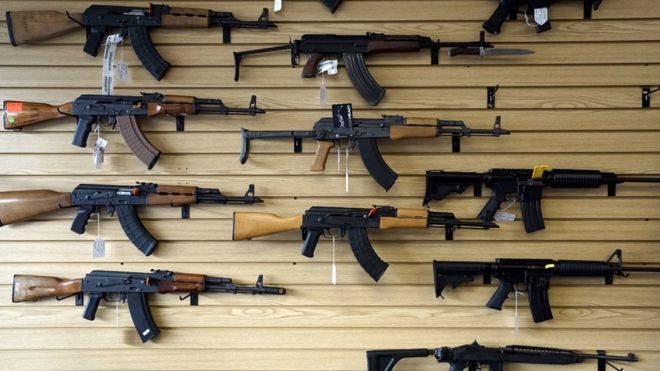 Los coleccionistas tienen armas cortas y largas.