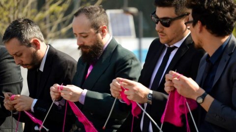 hombres tejedores