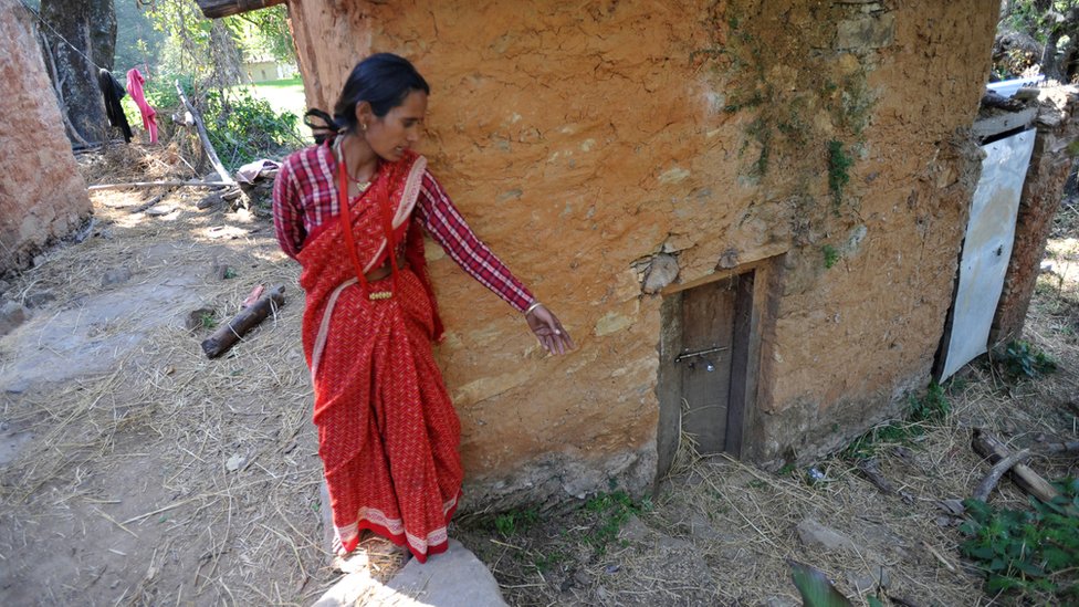 Cómo una niña de 15 años, aislada porque estaba menstruando, murió de asfixia