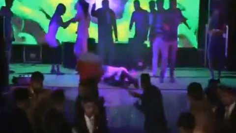 La víctima se desplomó al suelo.