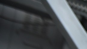 La bola de cristales de Waterford fue colocada por obreros el martes en el tope del edificio.