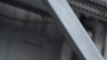 La bola de cristales de Waterford fue colocada por obreros el martes en el tope del edificio.