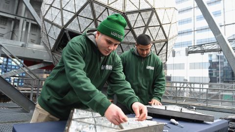 La bola de cristales de Waterford fue colocada por obreros el martes en el tope del edificio.