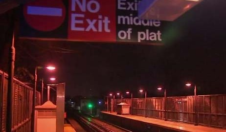 El menor brincó a la plataforma de la estación de New Lots, en Brownsville.