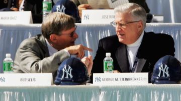 Bud Selig (izq.)  fue elegido ayer al Salón de la Fama del Beisbol y George Steinbrenner quien fue rechazado por los electores.