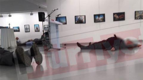El responsable ingresó a una exposición fotográfica vestido como vigilante.