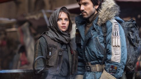 Jyn Erso (Felicity Jones) y Cassian Andor (Diego Luna) son los protagonistas de "Rogue One".