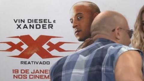 El coqueteo del protagonista de la saga "Fast & Furious" puso en una situación incómoda a la jo.ven