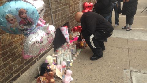 Vecinos de las dos niñas fallecidas crearon un altar en su memoria.