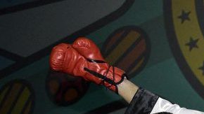 Floyd Mayweather Jr.  y Mauricio Sulaimán flanquean el monumento a Muhammad Ali durante la Convención del CMB en Hollywood, Florida.