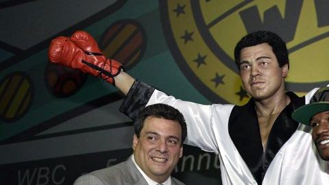 Floyd Mayweather Jr.  y Mauricio Sulaimán flanquean el monumento a Muhammad Ali durante la Convención del CMB en Hollywood, Florida.