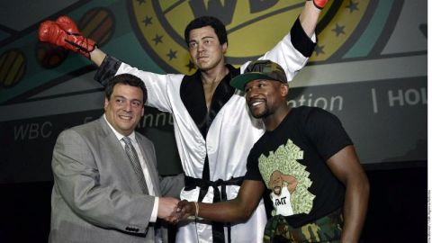 Floyd Mayweather Jr.  y Mauricio Sulaimán flanquean el monumento a Muhammad Ali durante la Convención del CMB en Hollywood, Florida.