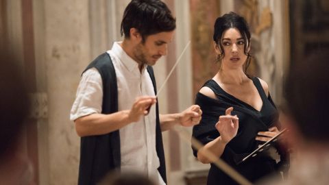 Gael García Bernal y Monica Bellucci es una escena de Mozart in the Jungle.