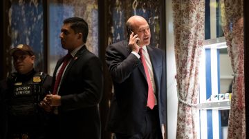 Gary Cohn, alto directivo de Goldman Sachs, habla por teléfono desde la Trump Tower.