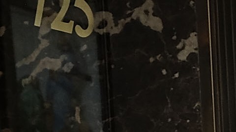 Las fotografías con policías también son parte del "tour" en la Torre Trump.