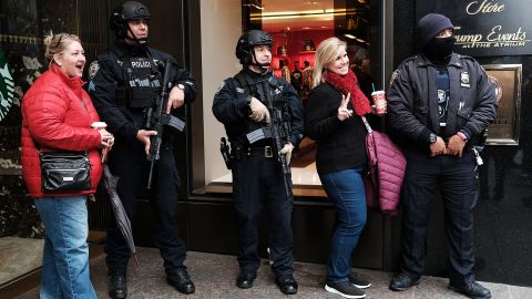 Las fotografías con policías también son parte del "tour" en la Torre Trump.