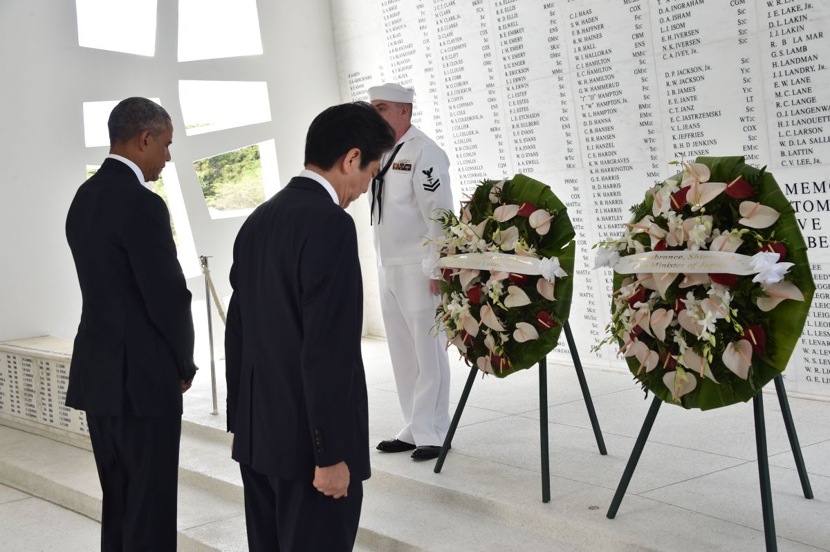 Barack Obama y Shinzo Abe rindieron homenaje a los fallecidos en 1941 en Pearl Harbor.