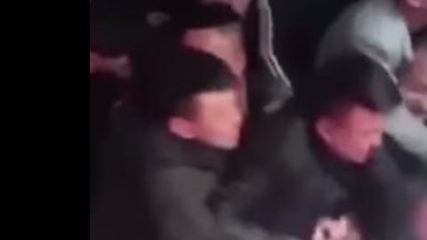Al menos seis hombres que se le abalanzan a la chica.