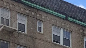 El nuevo monumento, conocido como “New York City AIDS Memorial”, consiste en una escultura blanca de metal de 18 pies (5.4 metros).