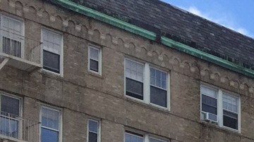 El nuevo monumento, conocido como “New York City AIDS Memorial”, consiste en una escultura blanca de metal de 18 pies (5.4 metros).