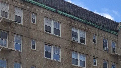 El nuevo monumento, conocido como “New York City AIDS Memorial”, consiste en una escultura blanca de metal de 18 pies (5.4 metros).