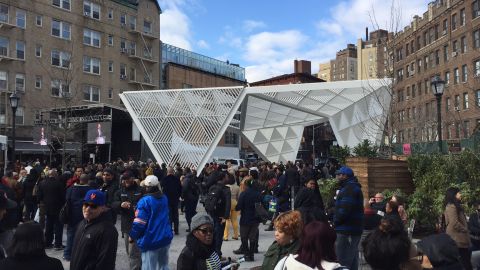 El nuevo monumento, conocido como “New York City AIDS Memorial”, consiste en una escultura blanca de metal de 18 pies (5.4 metros).