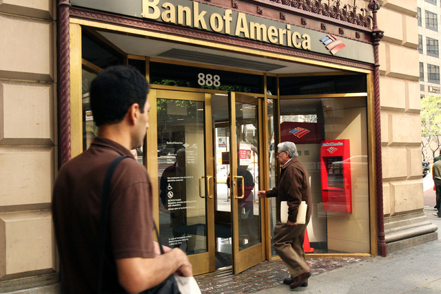 Bank of America enfrenta demanda y polémica por discriminación.