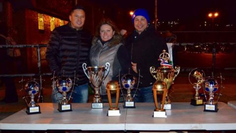 Jair Rambal (izquierda), Jovanna Montejo y Harold Martínez con varios trofeos ganados por el Club North Star Soccer. CORTESÍA