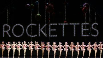 ¿Sabían que las Rockettes llevan micrófonos en los tacones? Sus pasos son un instrumento más de la orquesta.